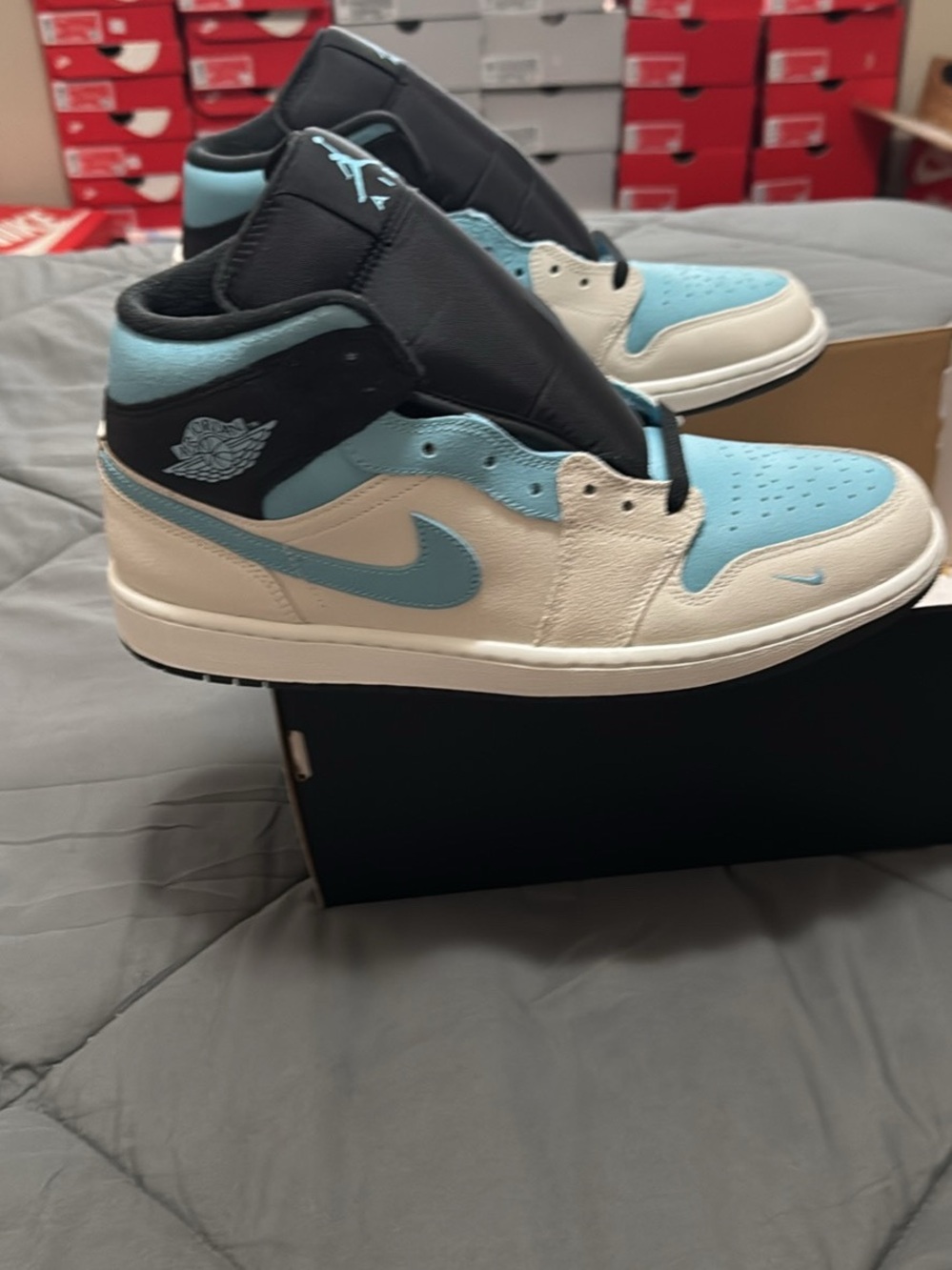 Air Jordan 1 Mid “ Blue Chill “High-Top Sneakers in Light Blue, Black and White - Picture 2 of 6